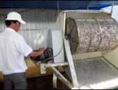 Công nhân Việt Nam sáng tạo Máy đánh vảy cá